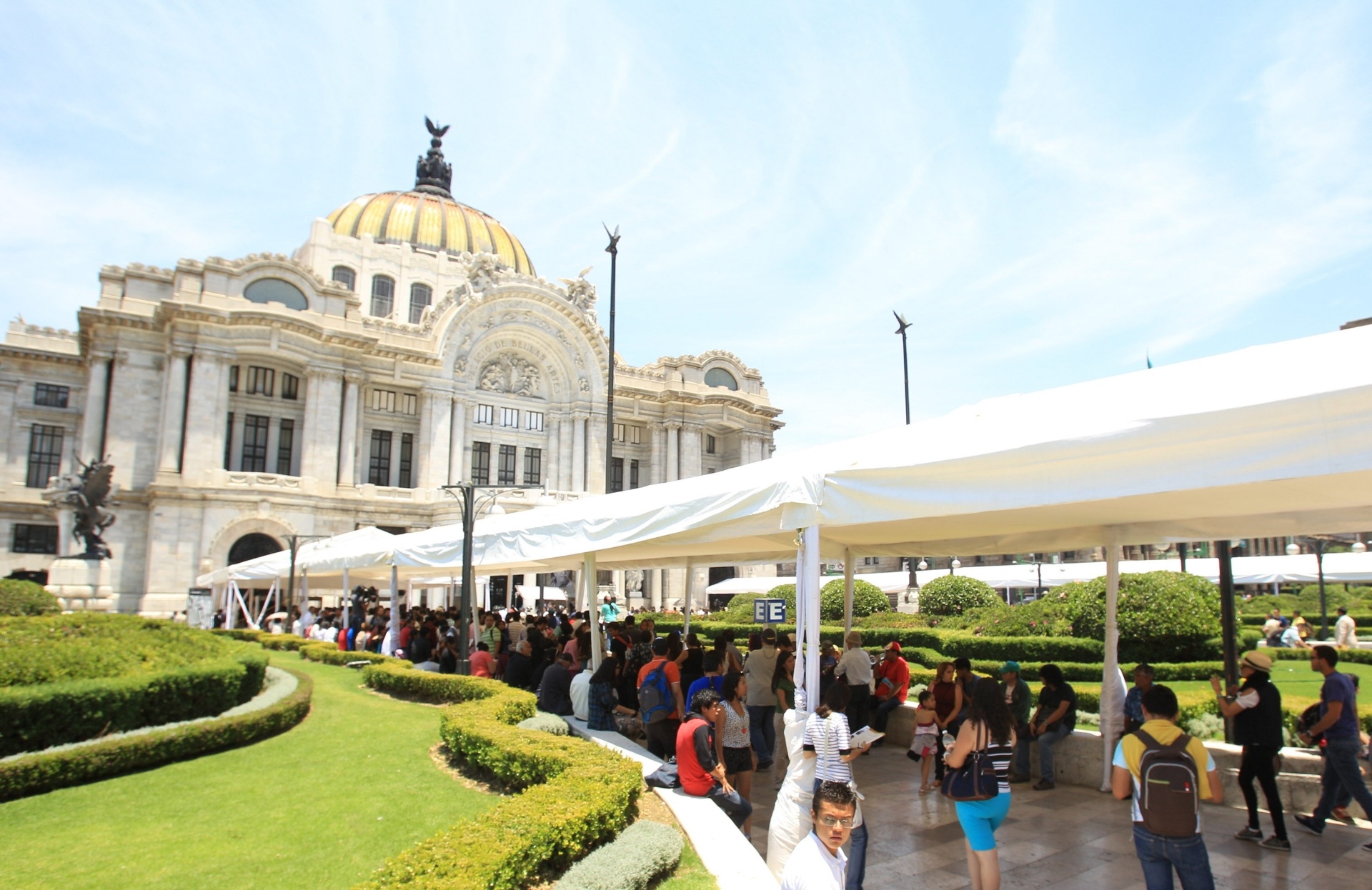 21.abr.2014 - Admiradores fazem fila em frente ao Palácio de Belas Artes da Cidade do México, que receberá as cinzas de Gabriel García Márquez para as últimas homenagens ao escritor colombiano, autor de "Cem Anos de Solidão" e ganhador de um prêmio Nobel, morto aos 87 anos na última quinta (17) - Mario Guzmán/EFE