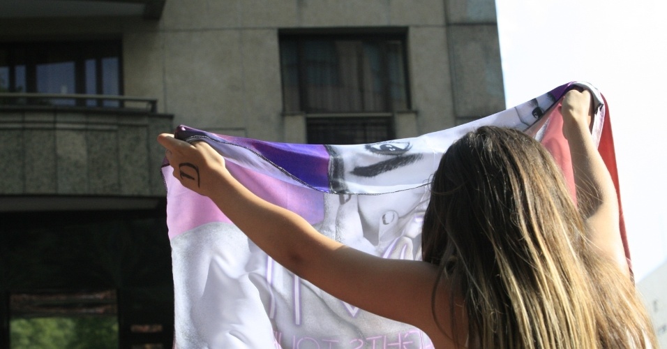 21.abr.2014 - Fãs lotam entrada de hotel em São Paulo para ver Demi Lovato. A cantora aparceu na sacada e acenou para o público