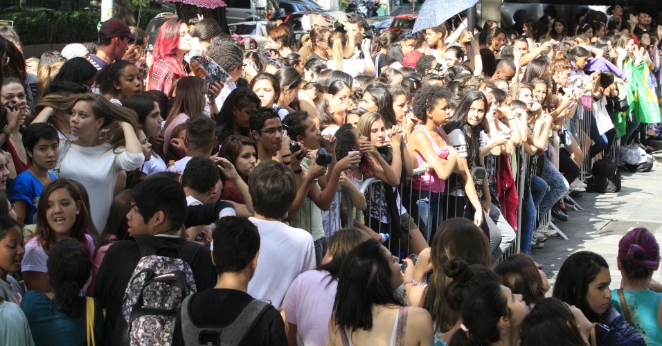 21.abr.2014 - Fãs lotam entrada de hotel em São Paulo para ver Demi Lovato. A cantora aparceu na sacada e acenou para o público