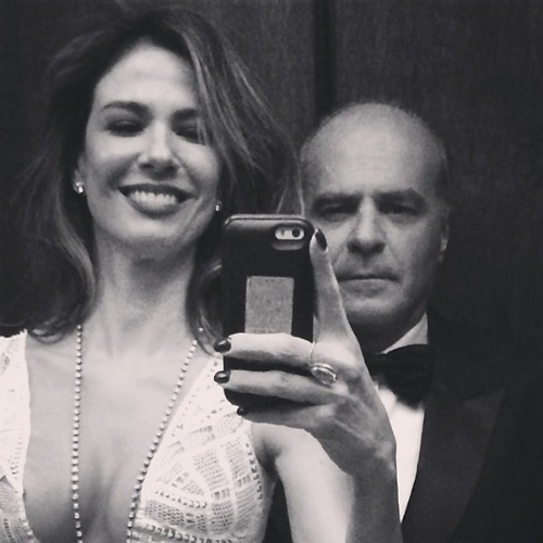 21.abr.2014 - Luciana Gimenez fez uma declaração romântica ao marido, Marcelo de Carvalho, em sua conta do Instagram. Vestido em traje de gala, o casal aparece em uma foto selfie em P&B. "Meu eterno amor", escreveu a apresentadora do "Superpop" para o empresário