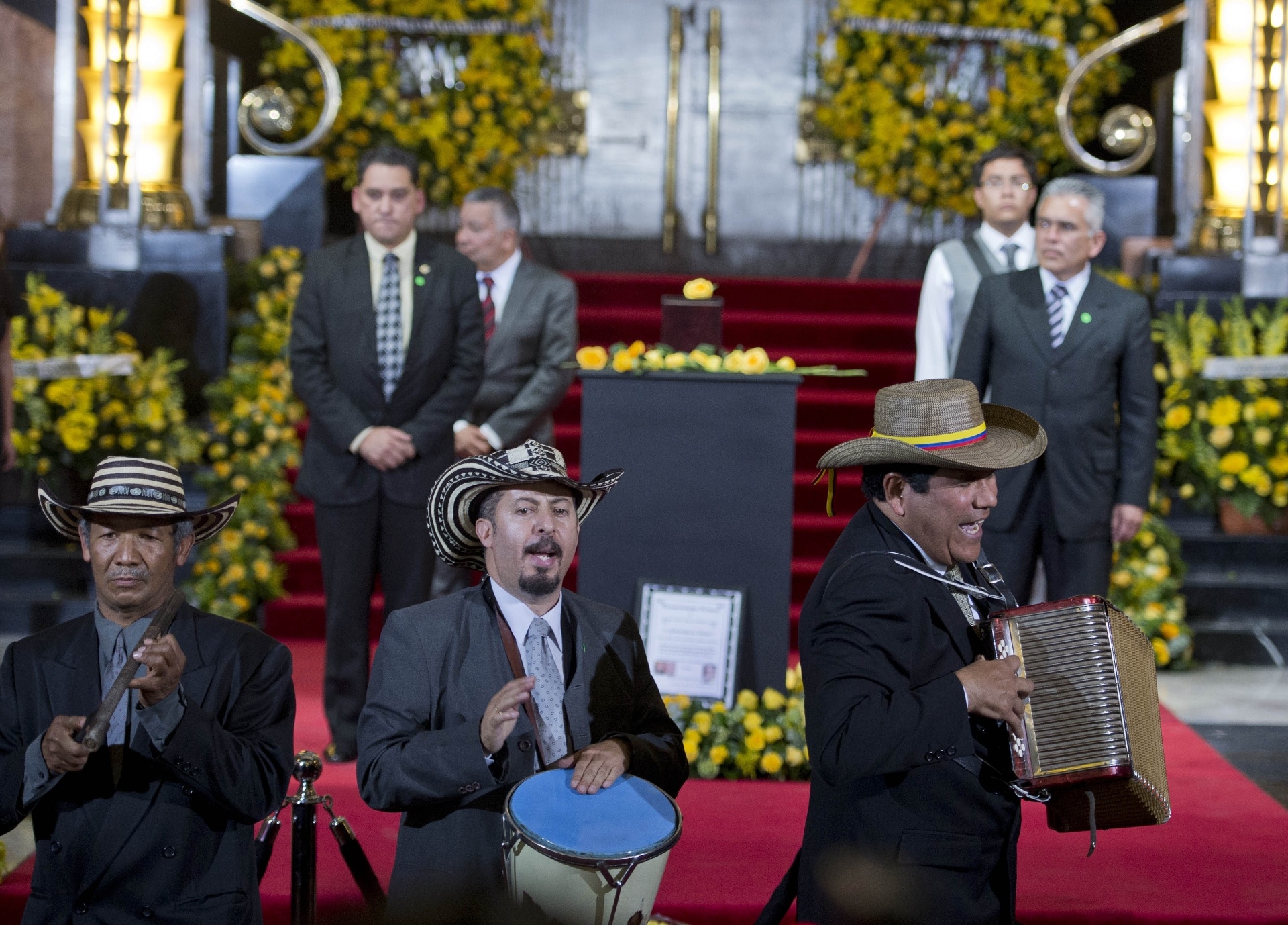21.abr.2014 - Músicos tocam Vallenato, música popular folclórica da Colômbia, durante homenagem ao Nobel de Literatura Gabriel García Márquez no Palácio de Belas Artes da Cidade do México - Ronaldo Schemidt/AFP Photo