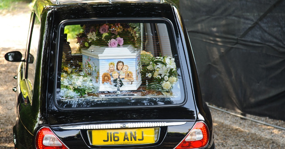 21.abr.2014 - O corpo de Peaches Geldof foi sepultado em um caixão decorado com desenhos de sua família. O funeral aconteceu em Davington, na Inglaterra