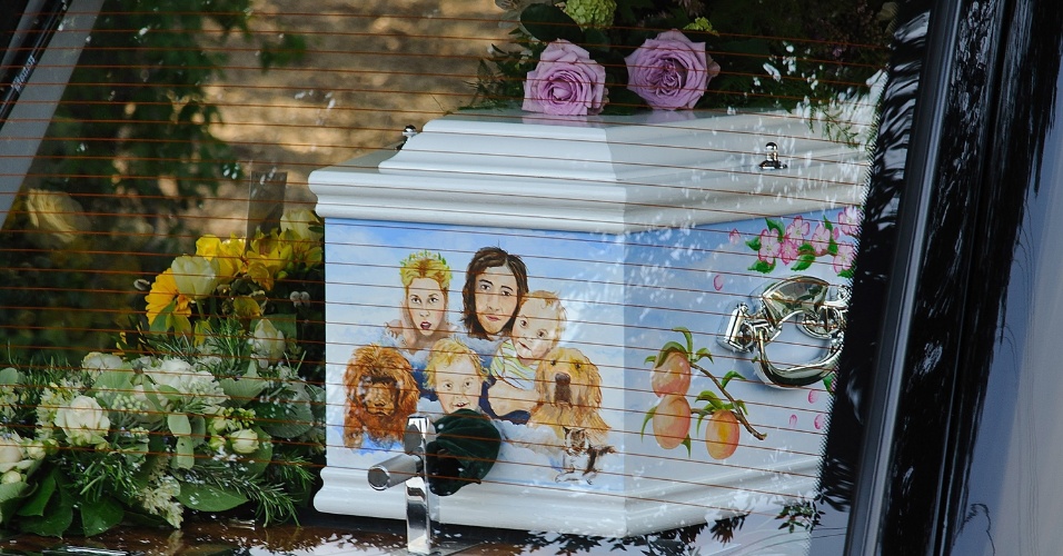21.abr.2014 - O corpo de Peaches Geldof foi sepultado em um caixão decorado com desenhos de sua família. O funeral aconteceu em Davington, na Inglaterra