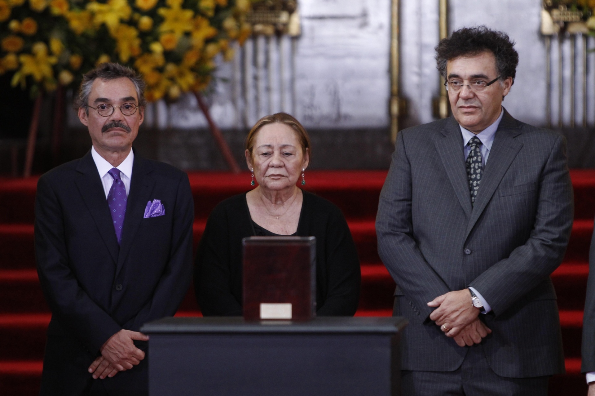 21.abr.2014 - Posicionados próximos à urna com as cinzas do Nobel de Literatura Gabriel García Márquez, a viúva do escritor, Mercedes Barcha (centro) e os dois filhos do casal, Gonzalo (esq.) e Rodrigo, participam da homenagem realizada no Palácio de Belas Artes da Cidade do México - José Méndez/EFE