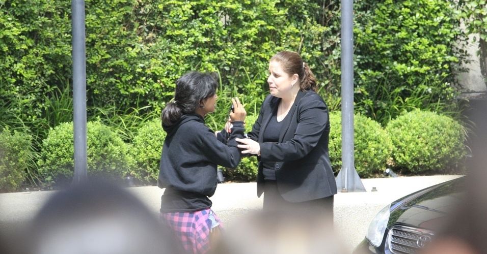 21.abr.2014 - Segurança de hotel de Demi Lovato tenta conter fãs na entrada do local. Um grupo tentou invadir o estabelecimento