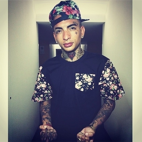 A estamparia saída das passarelas de moda foi parar no visual do cantor, com camiseta e boné em temática floral - Reprodução/Instagram