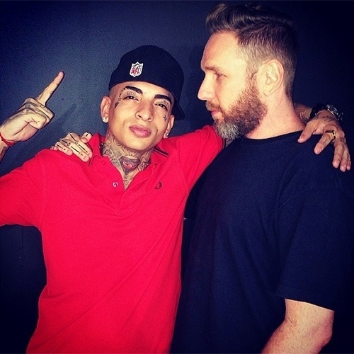 Antes do desfile de Alexandre Herchcovitch, Guimê posou ao lado do estilista, em foto publicada por ambos nas redes sociais. A polo vermelha do cantor é da marca inglesa Fred Perry - Reprodução/Instagram