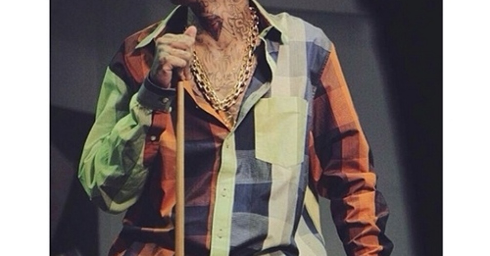 Aos poucos, Guimê deixou de lado as camisetas de marcas associadas ao surfe e passou a investir em camisas, lisas ou estampadas, como esta em xadrez - Reprodução/Instagram