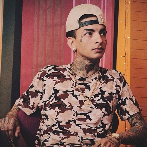 As camisetas estampadas tiram o visual masculino da mesmice e ajudam a marcar um estilo próprio, como fez Guimê com esta peça camuflada - Reprodução/Instagram