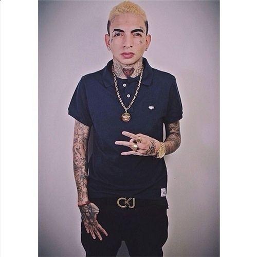 Guimê mostra boa opção para os homens no dia a dia: camisa polo azul marinho em modelagem mais ajustadas ao corpo, com calça preta. O cinto usado por Guimê é da Calvin Klein Jeans - Reprodução/Instagram