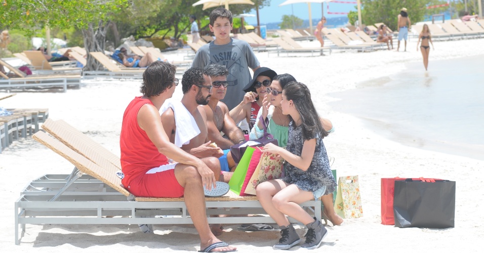 Heitor Martinez, Leonardo Vieira e Silvio Guindane gravam "Vitória", próxima novela da Record, em Curaçao. O elenco gravou durante nove dias em vários locais da ilha caribenha