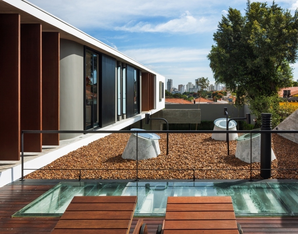 O jardim seco foi um pedido especial do cliente do arquiteto Flavio Castro para a Casa Planalto. Deveria ser seco ? ou sem vegetação ? para diminuir o trabalho de manutenção - Nelson Kon/Divulgação