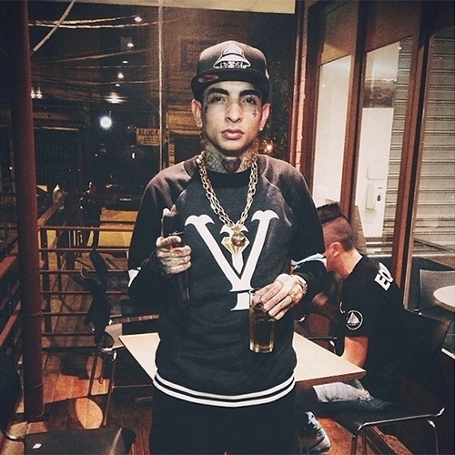 O visual preto e branco é bastante comum entre os cantores norte-americanos. Foi deles que Guimê buscou referências para aprimorar seu estilo. As peças com inspiração nos esportes também são tendência na moda hoje em dia - Reprodução/Instagram