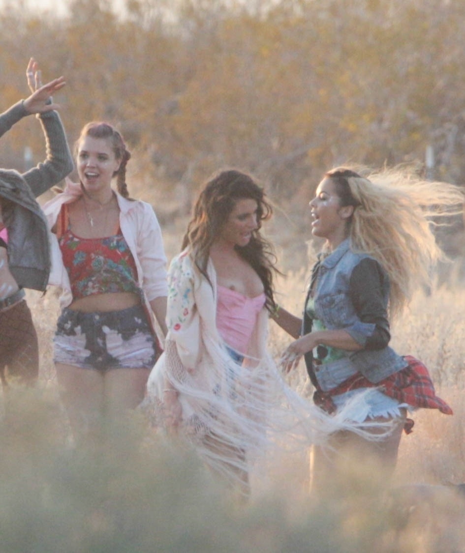 19.abr.2014 - Lea Michele grava clipe da música "On My Way" no deserto de Palmdale, na Califórnia - The Grosby Group