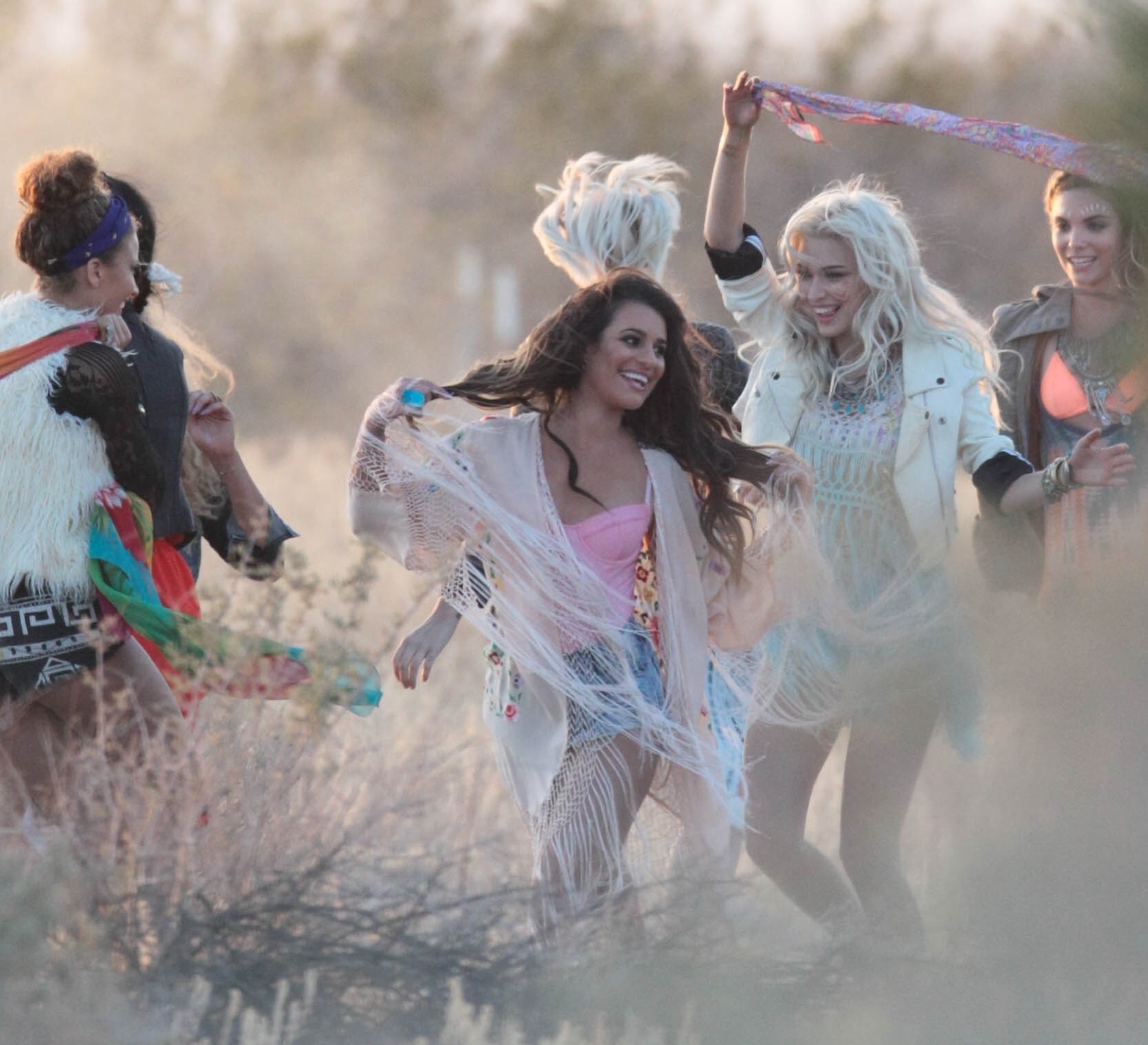 19.abr.2014 - Lea Michele grava clipe da música "On My Way" no deserto de Palmdale, na Califórnia - The Grosby Group