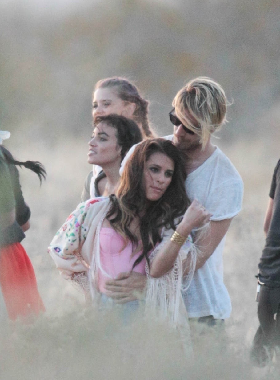 19.abr.2014 - Lea Michele grava clipe da música "On My Way" no deserto de Palmdale, na Califórnia - The Grosby Group