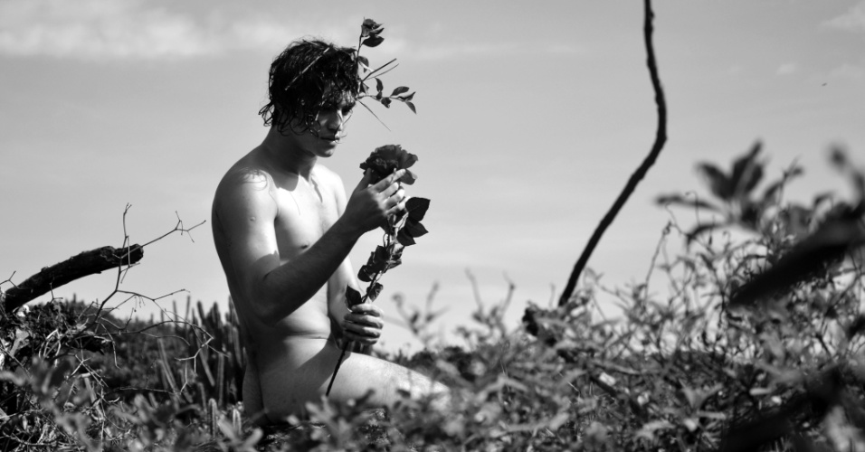 21.abr.2014 - Gabriel Leone, o Antônio de "Malhação", fez ensaio nu para o fotógrafo Sergio Santoin na praia da Reserva, zona oeste do Rio