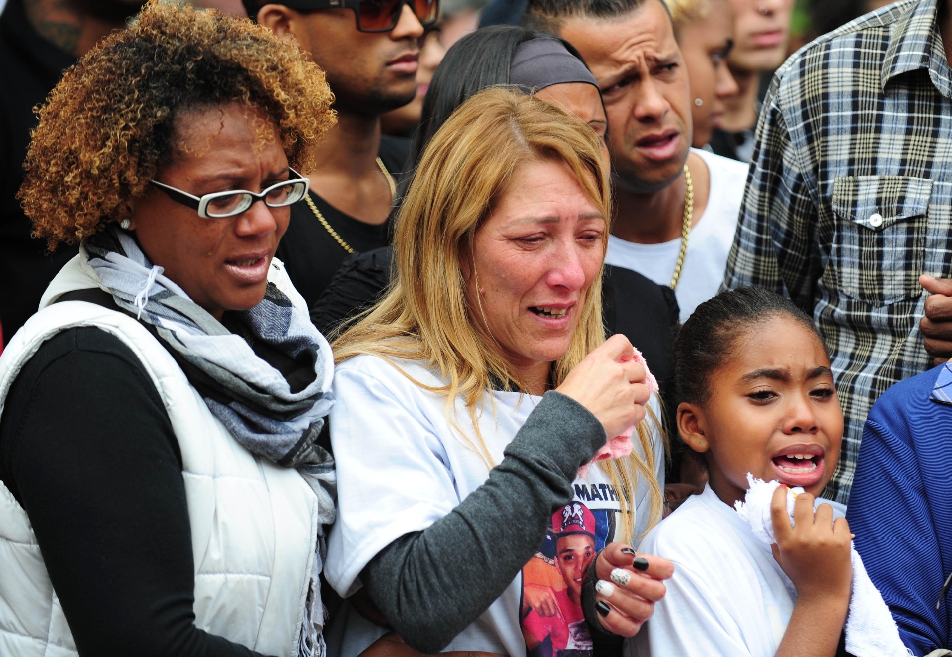 22.abr.2014 - Amigos e familiares acompanham enterro de Gustavo Matheus Castanheira Alves, morto na madrugada de segunda-feira (21), vítima de parada cardiorrespiratória, no cemitério da Vila Alpina, em São Paulo - Junior Lago/UOL
