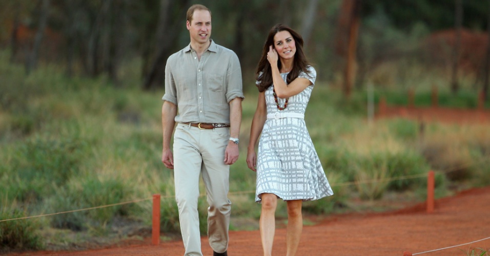 22.abr.2014 - Kate Middleton e Príncipe William no Ayres Rock (ou Uluru), na Austrália