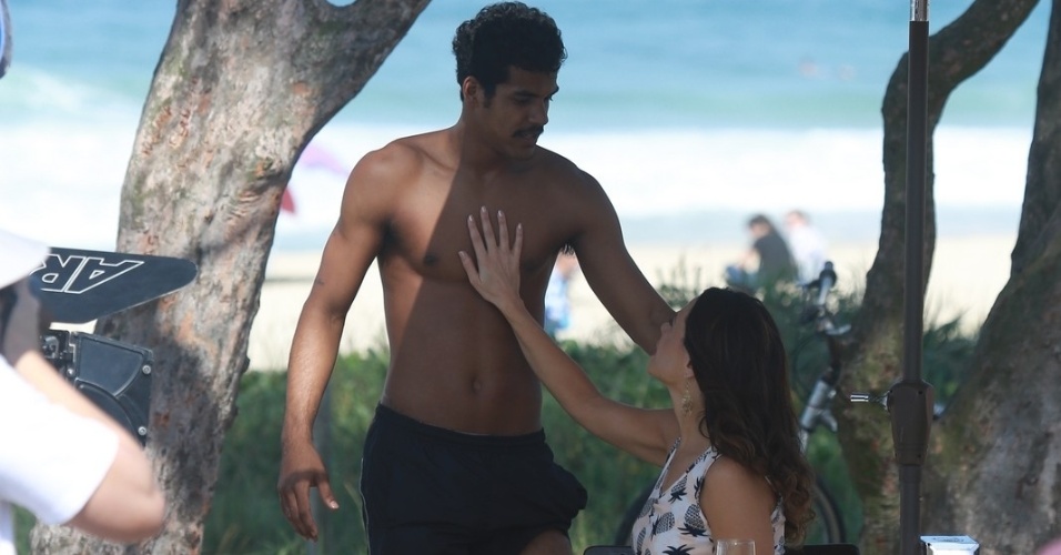 22.abr.2014 - Marcello Melo e Vanessa Gerbelli gravam a novela "Em Família" na orla da praia do Recreio dos Bandeirantes, no Rio de Janeiro
