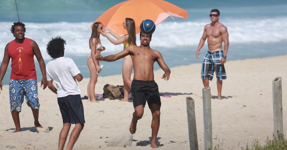 22.abr.2014 - Marcello Melo joga futebol como o personagem Jairo nas gravações da novela "Em Família" na praia Recreio dos Bandeirantes, Rio de Janeiro
