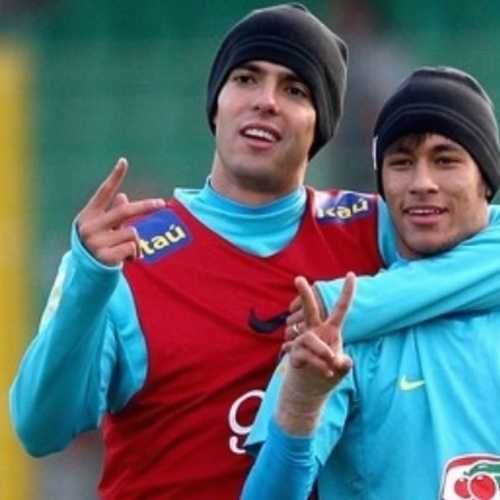 22.abr.2014 - Neymar postou uma foto na qual aparece com Kaká em campo para homenagear o jogador, que completa 32 anos nesta terça. "Parabéns craque! Felicidades sempre! Tamo junto!", escreveu Neymar na legenda da imagem