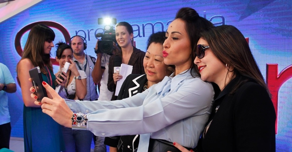 22.abr.2014 - Sabrina Sato faz selfie com a mãe, Dona Kika, e com a irmã, Karina, durante apresentação de seu novo programa na Record