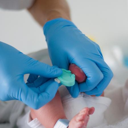 O caminho para detectar a AME logo após o bebê nascer é o teste do pezinho, obrigatório em todos os recém-nascidos brasileiros e fornecido pelo SUS, mas a doença ainda não foi incorporada ao teste