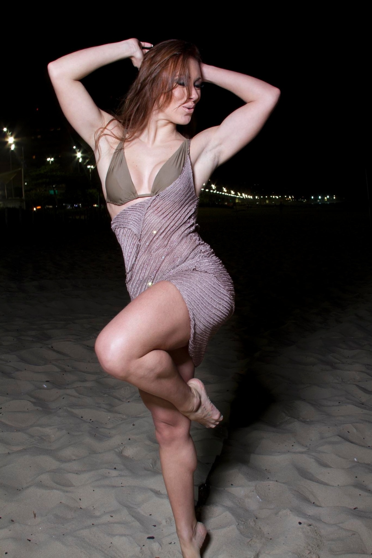 Fora do confinamento, a ex-BBB Aline Dahlen fez um ensaio sensual na praia para revista 