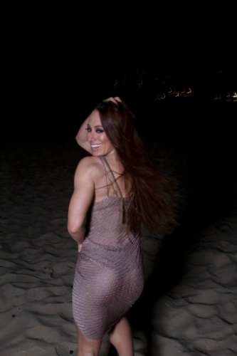 Fora do confinamento, a ex-BBB Aline Dahlen fez um ensaio sensual na praia para revista "Fórmula" e deixou o corpo à mostra através de um vestido transparente