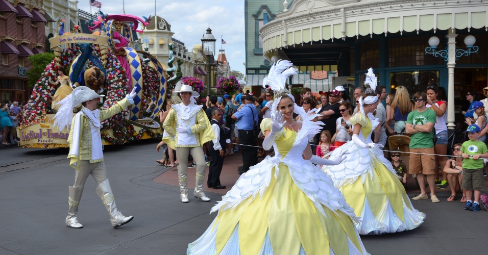 O carro de abertura da Disney Festival of Fantasy Parade retrata um jardim rodeado por criaturas da floresta e princesas
