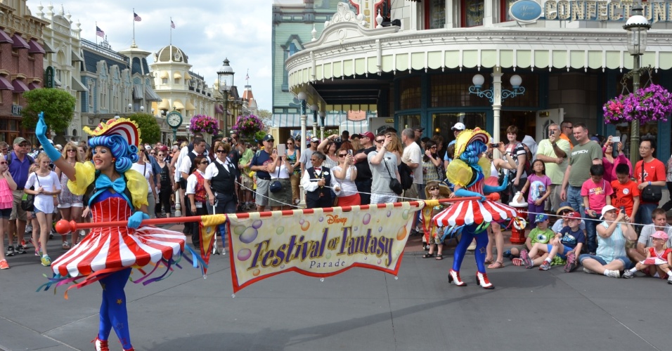 O Magic Kingdom, parque mais famoso do complexo Walt Disney World em Orlando, está com uma nova atração diária inspirada nos grandes contos de fadas, a Disney Festival of Fantasy Parade