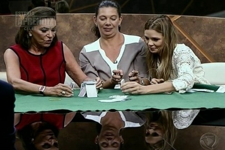 22.abr.2014 - Beth Szafir, Ana Moser e Alexia Dechamps fazem dinâmica de empilhar cartas de baralho na sala de reunião. Irritada, Beth chegou a dizer que "arrebentaria" uma delas se deixasse a carta cair