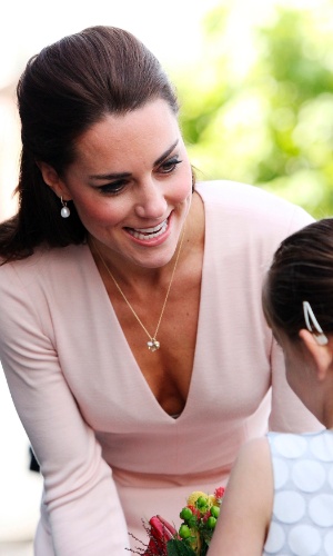 22.abr.2014 - Príncipe William e Kate Middleton fazem visita a um centro comunitário na Austrália. O casal real participou da inauguração de uma praça na cidade de Adelaide