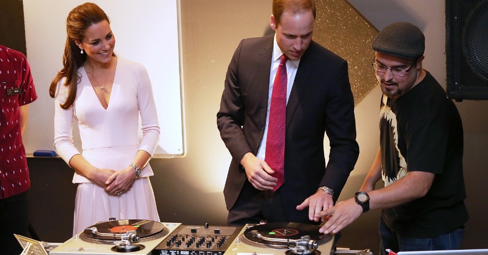 22.abr.2014 - Príncipe William e Kate Middleton fazem visita a um centro comunitário na Austrália. O casal real participou da inauguração de uma praça na cidade de Adelaide
