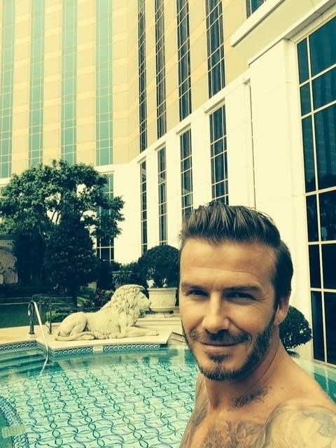 23.abr.2014 - David Beckham usou a sua conta do Facebook para mostrar uma foto selfie sem camisa que tirou em um hotel na China. Na imagem, o ex-jogador de futebol aparece na área de lazer, com a piscina luxuosa ao fundo. A equipe de marketing gostou tanto da propaganda que reproduziu o selfie na página oficial do hotel na rede social. 