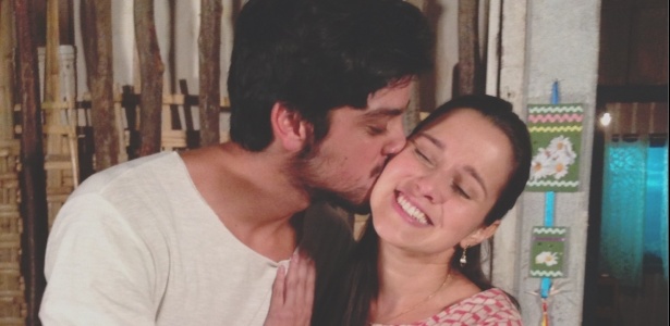 Rodrigo Simas beija o rosto de Karen Coelho, a Sandra de "Além do Horizonte", nos bastidores da novela