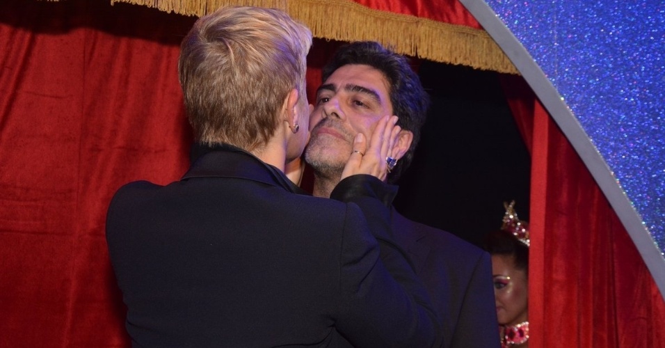 23.abr.2014 - Xuxa beija o namorado, Junno Andrade, na inauguração da Casa X, nz zona leste de São Paulo