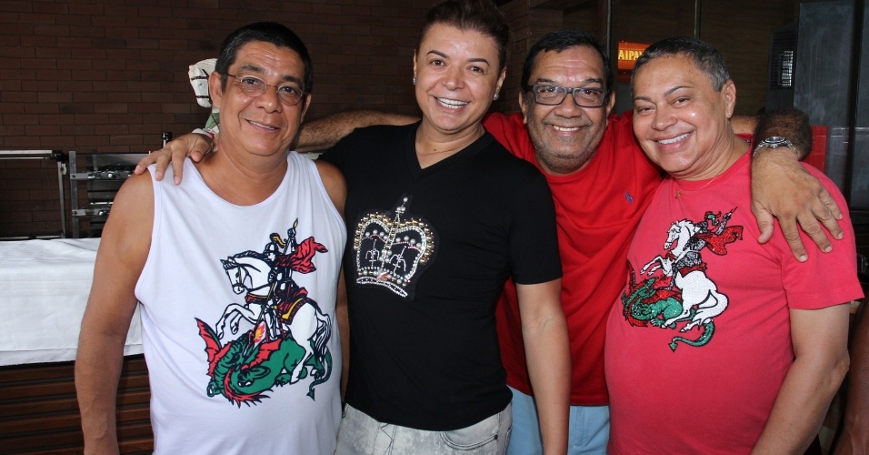 23.abr.2014-  Zeca Pagodinho recebe amigos em  feijoada para celebrar o dia de São Jorge no Rio de Janeiro