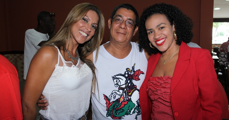 23.abr.2014- Zeca posa ao lado de Cecília Rabello, filha de Paulinho da Viola, e da cantora Mariene de Castro em feijoada para celebrar o Dia de São Jorge no Rio de Janeiro