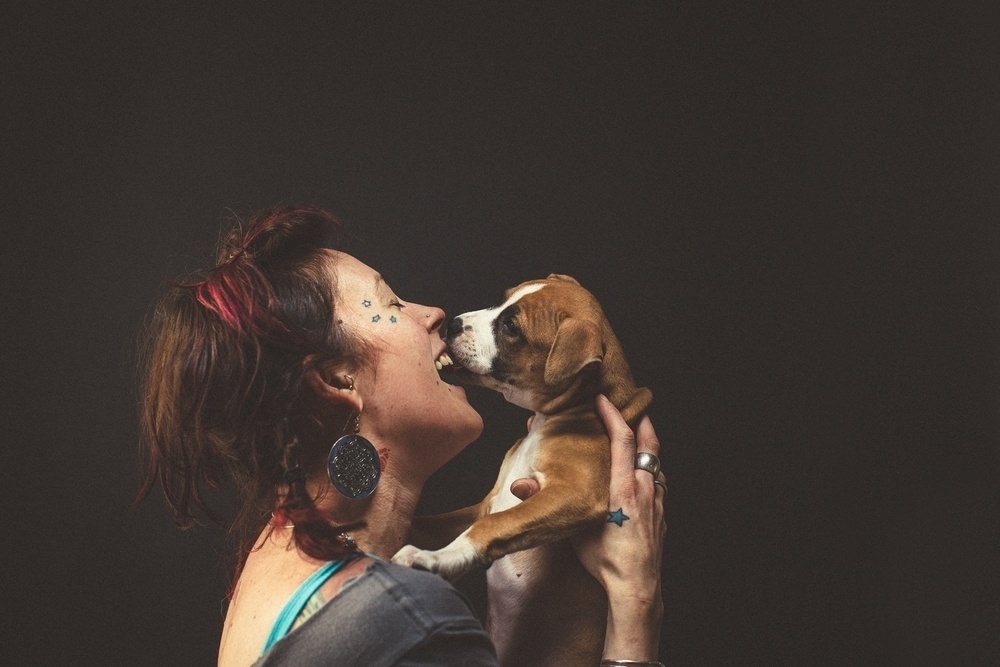 O fotógrafo Chris Sembrot criou o projeto "Humans Kissing Dogs", no qual mostra pessoas beijando seus melhores amigos na boca. "Beijar é uma forma libertadora de mostrar afeto com os cães que os amam incodicionalmente", descreve o fotógrafo em seu blog - Divulgação/Chris Sembrot