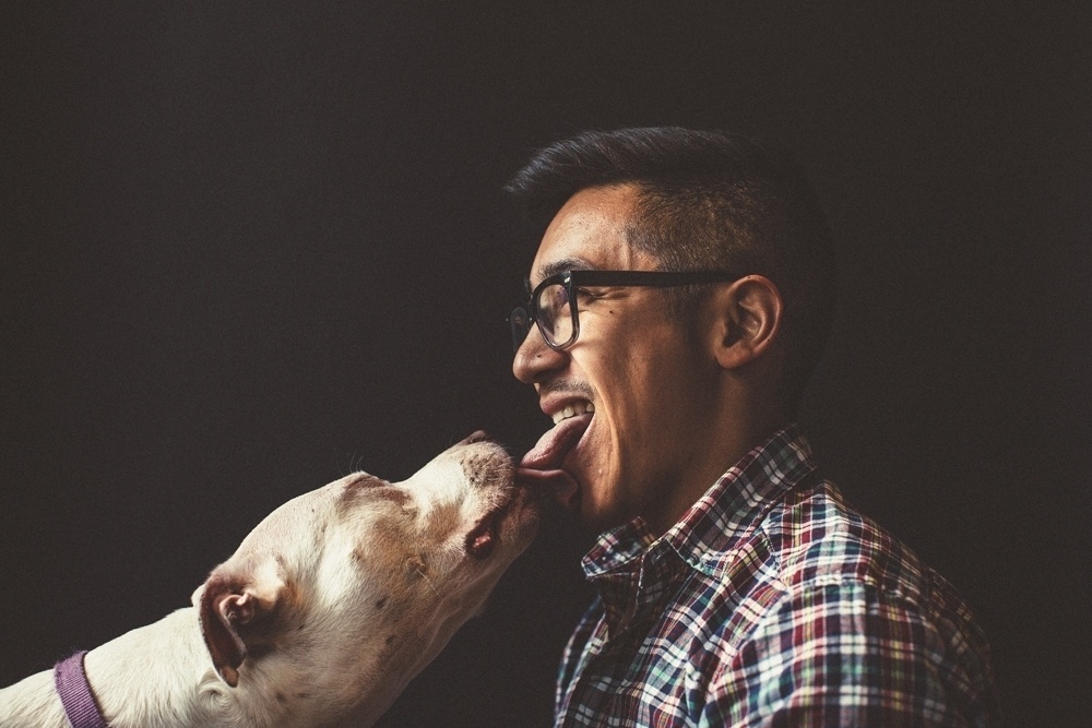 O fotógrafo Chris Sembrot criou o projeto "Humans Kissing Dogs", no qual mostra pessoas beijando seus melhores amigos na boca. "Beijar é uma forma libertadora de mostrar afeto com os cães que os amam incodicionalmente", descreve o fotógrafo em seu blog - Divulgação/Chris Sembrot