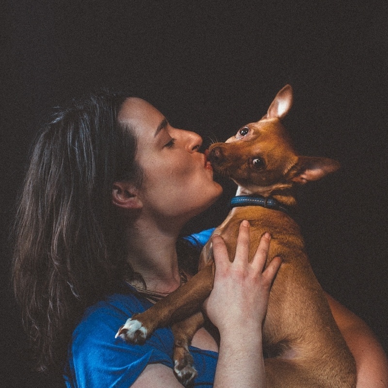 O fotógrafo Chris Sembrot criou o projeto "Humans Kissing Dogs", no qual mostra pessoas beijando seus melhores amigos na boca. "Beijar é uma forma libertadora de mostrar afeto com os cães que os amam incodicionalmente", descreve o fotógrafo em seu blog - Divulgação/Chris Sembrot