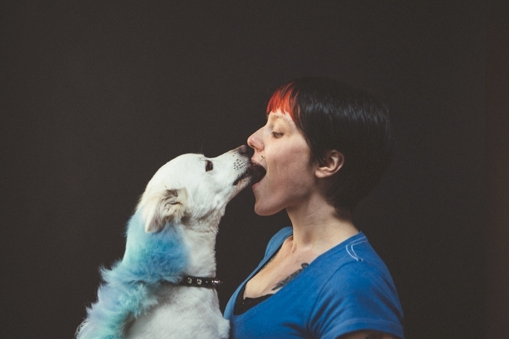 O fotógrafo Chris Sembrot criou o projeto "Humans Kissing Dogs", no qual mostra pessoas beijando seus melhores amigos na boca. "Beijar é uma forma libertadora de mostrar afeto com os cães que os amam incodicionalmente", descreve o fotógrafo em seu blog - Divulgação/Chris Sembrot