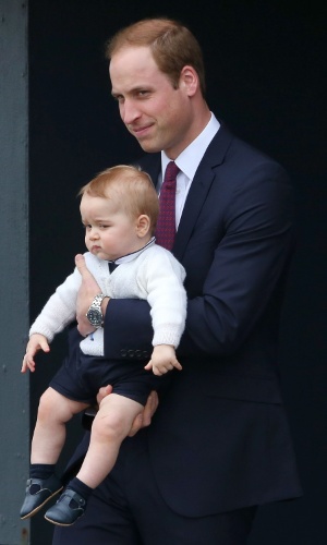 16.abr.2014 -  Príncipe William, com o filho George no colo, se despede da Nova Zelândia rumo à Austrália. Ele e Kate Middleton estão em viagem pela Oceania, a primeira acompanhado pelo filho