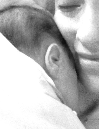 23.abr.2014 - A atriz Olivia Wilde apresenta seu primeiro filho Otis Alexander Sudeikis, fruto do relacionamento com o ator Jason Sudeikis