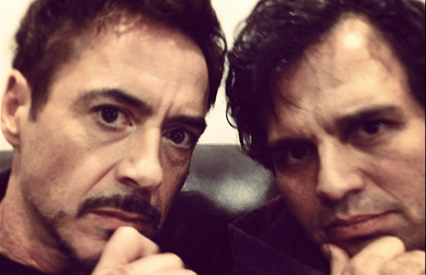 24.abr.2014 - Mark Ruffalo posta foto com Robert Downey Jr. no set de "Vingadores 2: Era de Ultron"