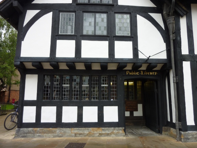 A biblioteca de Stratford-upon-Avon fica ao lado da casa de Shakespeare e também funciona como centro de informações