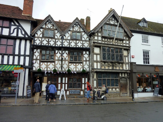 A casa com as estruturas ovais em madeira é o Garrick Inn, o pub mais antigo da cidade