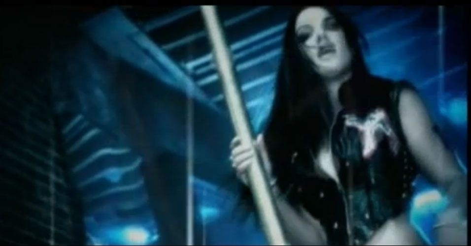 Britney Spears sensualiza no pole dance no clipe da música "Gimme More"